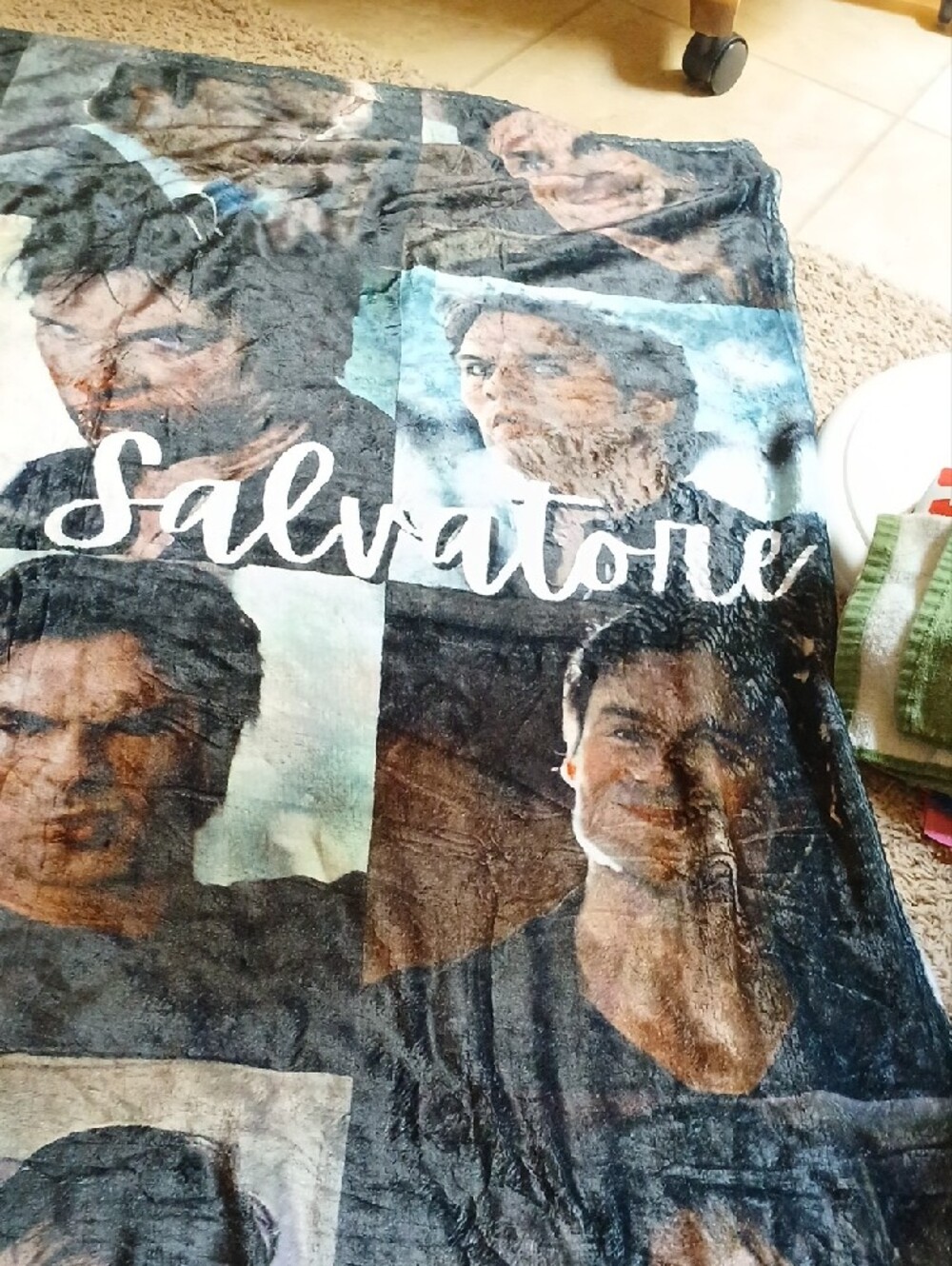 Vampire Diaries Blanket - Picture 2 of 10